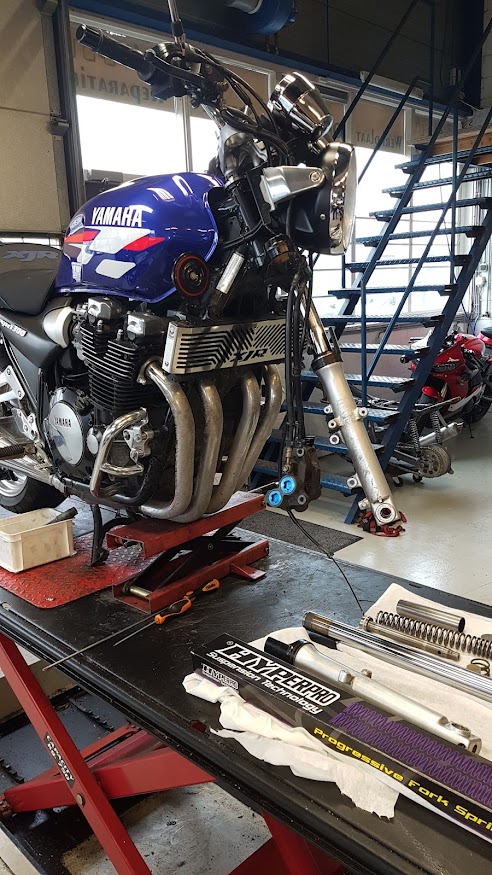 Hyperpro veren gemonteerd op Yamaha XJR1300